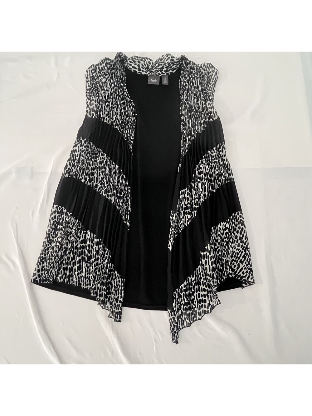 Chico's Travelers Black and White Sleeveless Vest Size 2